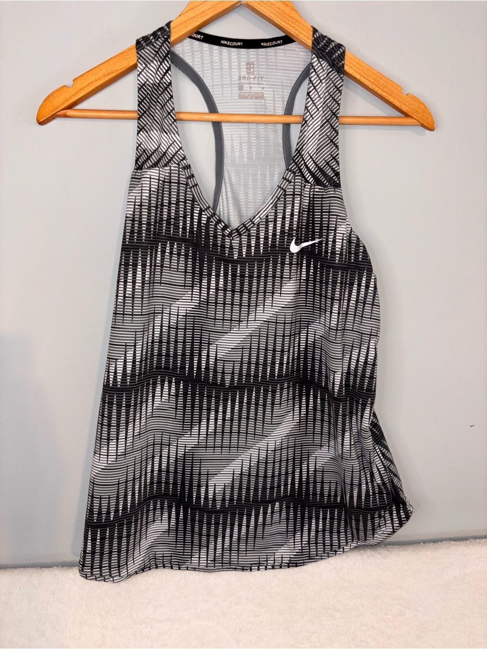 Nike Dri-FIT Black and white Pattern Racerback Tank NikeCourt V-neck collar L